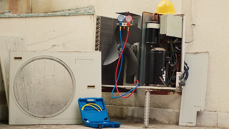 Technicien ClimExpert diagnostiquant une climatisation qui ne refroidit plus
