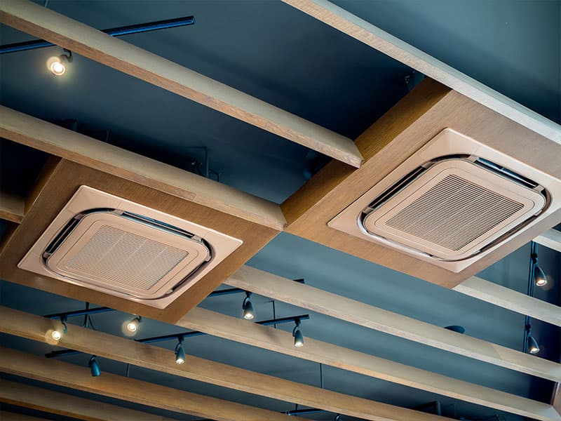 Climatisation par cassette plafonnière installée dans un restaurant par ClimExpert