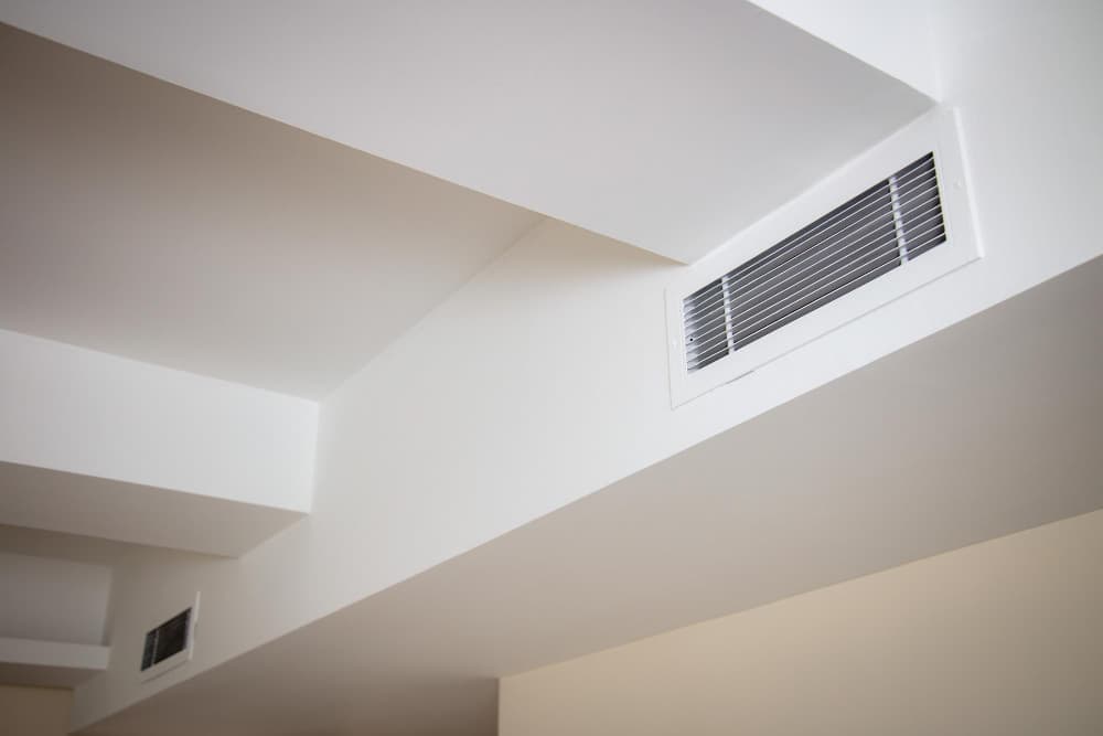 Bouche de soufflage d'une climatisation gainable dans un plafond